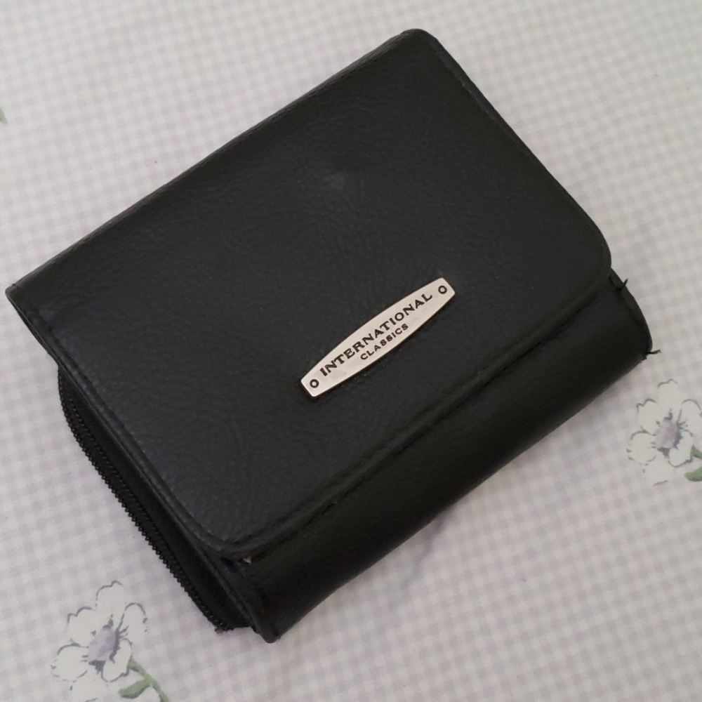 Barely been used unisex leather wallet
